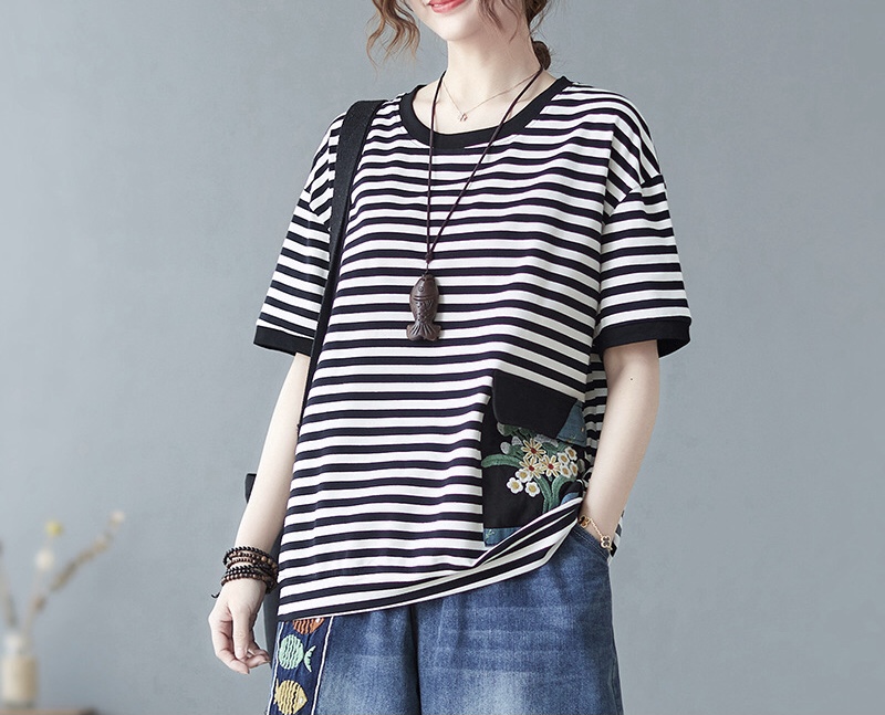 เสื้อยืดลายทางแต่งกระเป๋า