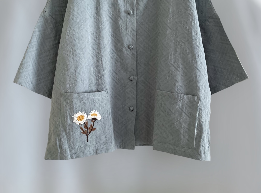 เสื้อผ้าฝ้ายแต่งกระเป๋าลายปัก