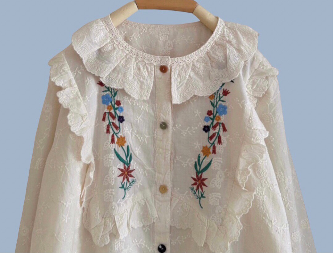 เสื้อผ้าลูกไม้ลายปักแต่งระบาย