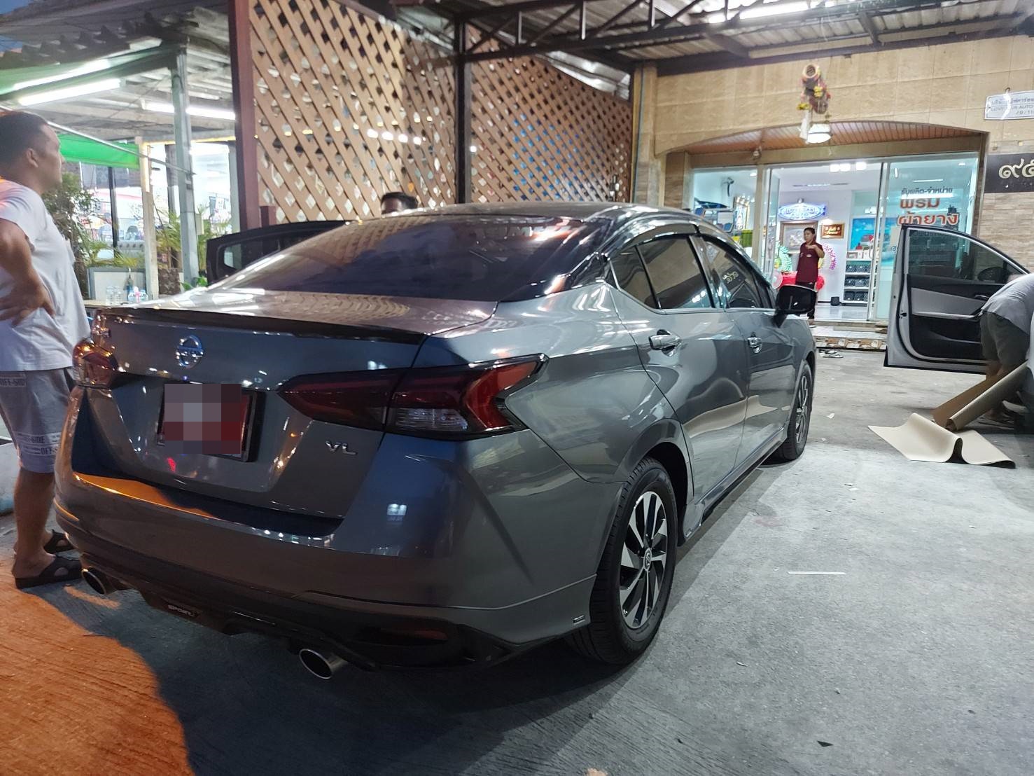 Nissan Almera (นิสสัน อัลเมร่า) 2023 ปูพรมVVIP สีดำด้ายแดง เสริมพรมดักฝุ่นสีครีม