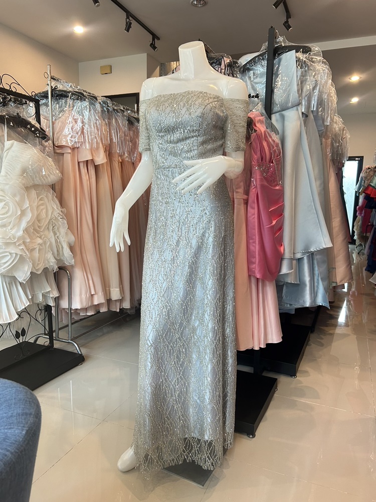 พร้อมเช่า ชุดราตรียาว แบบไหล่ปาดแขนสั้น สีเทา แต่งเม็ดกากเพชรทั้งชุด มาพร้อมเข็มขัดรูปใบไม้สีทอง หรูมาก