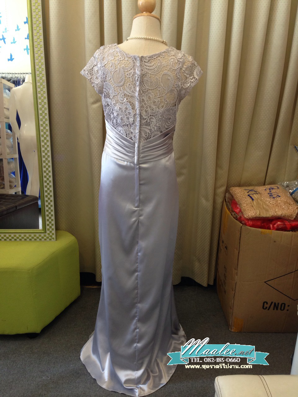 พร้อมเช่า ชุดราตรียาว แขนสั้น ผ้าซาติน จับจีบตีเกล็ดช่วงเอว เนื้อผ้าลูกไม้ เรียบหรู สีเทา