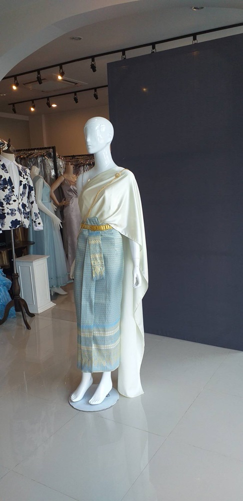 เช่า ชุดไทย ชุดเพื่อนเจ้าสาว ชุดไทยผ้าซิ่นสีฟ้า สไบเรียบสีงาช้าง