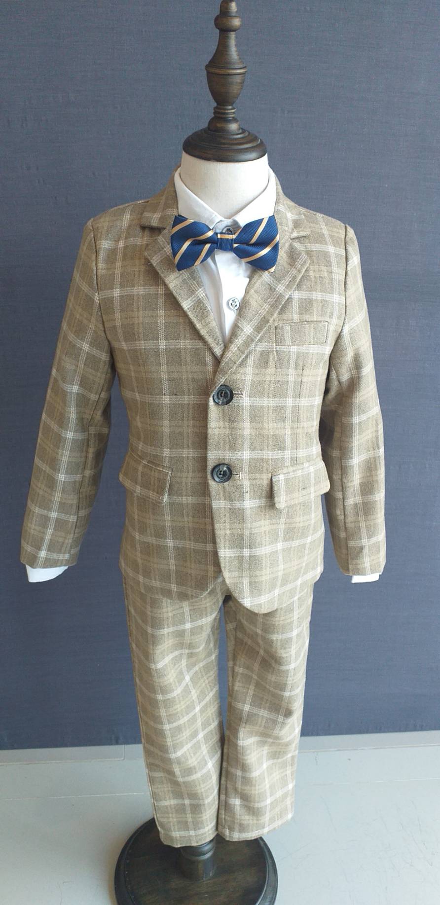 พร้อมเช่า ชุดสูทเด็กชาย สีกากีลายตาราง ** พร้อมเช่าไซส์ 100 , 110 , 120,130,140,150 **