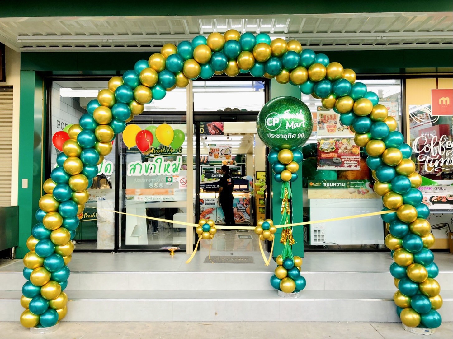 Organic Backdrop ซุ้มโค้ง ขนาด กว้าง 3 เมตร สูง 2.5 เมตร Theme สีเขียว พร้อม เสาลูกโป่ง Bubble ขนาด 36" กลิตเตอร์สีเขียว 1 เสา พร้อม ริบบิ้นตัดเปิดงาน 1 ท่าน พร้อมตกแต่ง สามารถเปลี่ยนสีลูกโป่ง/เปลี่ยนข้อความได้