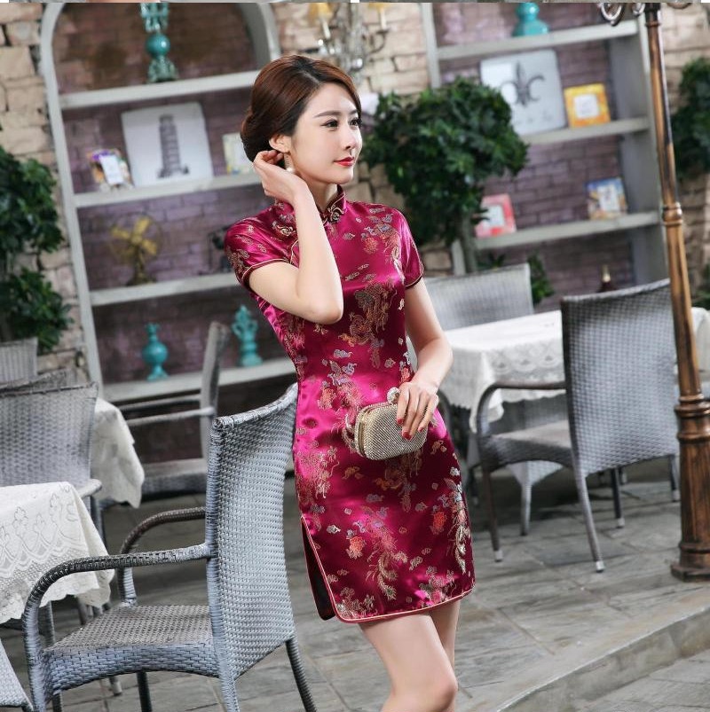 Pre-order กี่เพ้าสั้น สีไวน์แดง ลายมังกรนกฟินิกซ์ ผ้าไหมจีน กุ๊นขอบ ตัดเย็บอย่างดี