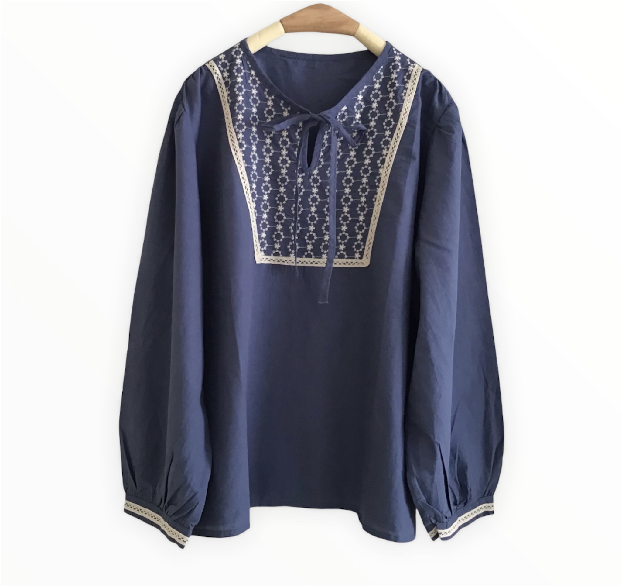 เสื้อผ้าฝ้ายปักลายแต่งลูกไม้