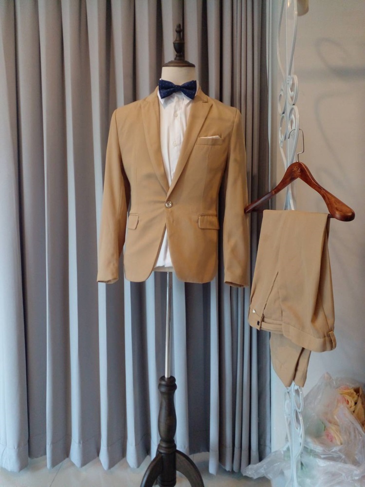 พร้อมเช่า ชุดสูทชาย สีน้ำตาลทอง รุ่นกระดุมเดียว เนื้อผ้าเบาใส่สบาย