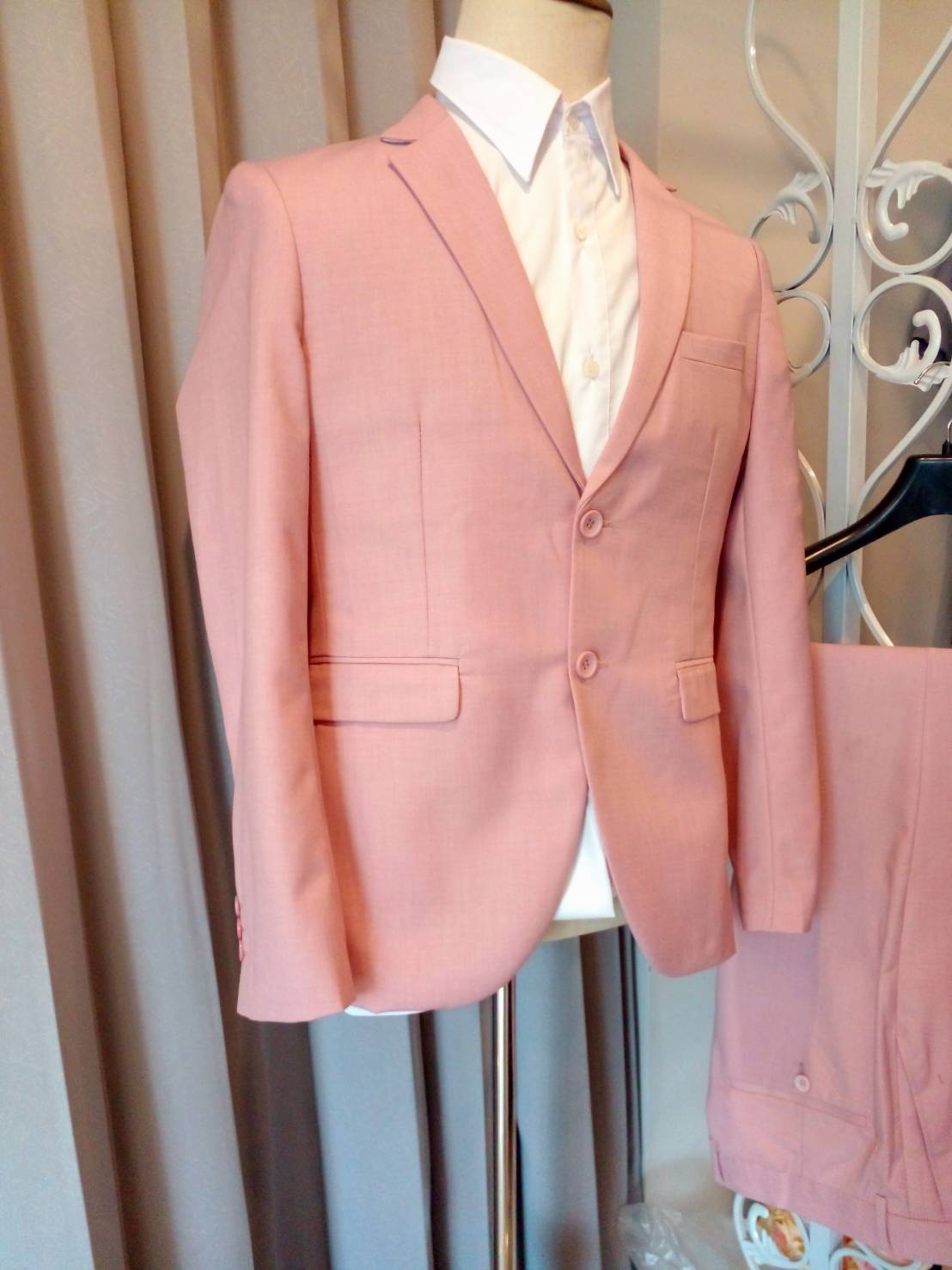 พร้อมเช่า ชุดสูทชาย สีชมพูพาสเทล 2 กระดุม ลายทอแบบเรียบเนียน (ไม่มีกั๊ก)