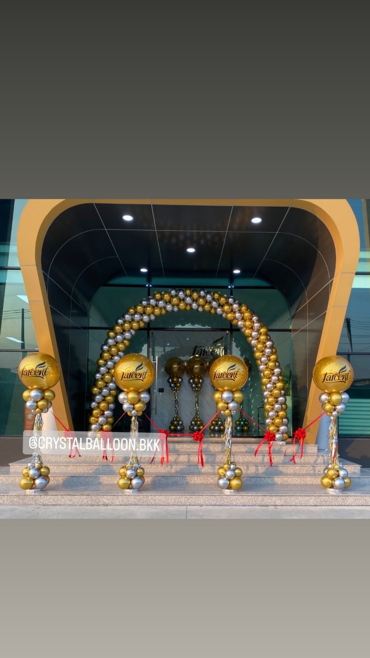 เสาลูกโป่ง เปิดงาน Bubble ขนาด 36" กลิตเตอร์สีทอง 8 เสา พร้อม ริบบิ้นตัดเปิดงาน 3 ท่าน พร้อม ซุ้มโค้ง เปิดงาน ขนาด กว้าง 4.5 เมตร สูง 3.5 เมตร Theme สีเงินโครเมี่ยม-ทองโครเมี่ยม พร้อมตกแต่ง สามารถเปลี่ยนสีลูกโป่ง/เปลี่ยนข้อความได้