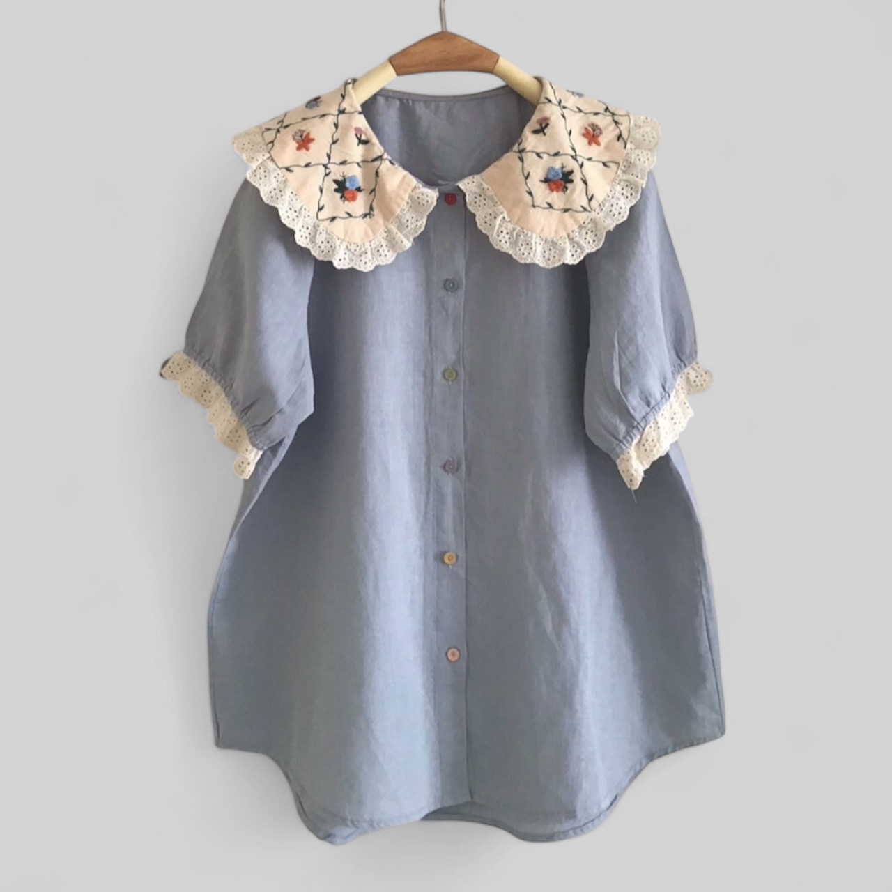 เสื้อคอบัวผ้าลินินลายปักแต่งลูกไม้