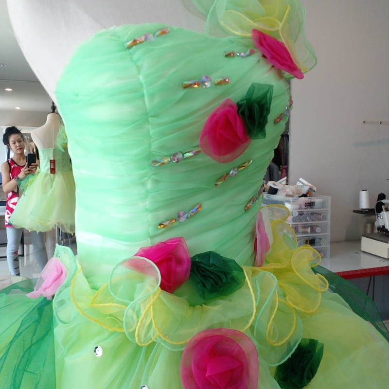 พร้อมเช่า ชุดแฟนซี ชุดราตรีสั้น ไหล่เดียว สีเขียว/เหลือง แต่งดอกไม้หลากสี ชายหยัก ฟูสวย