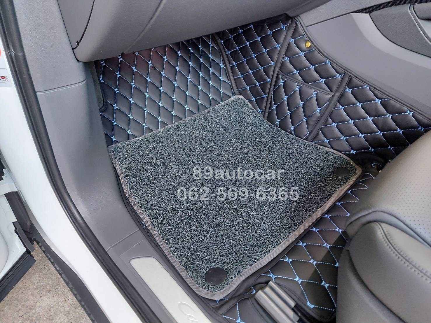 รับตัดพรมรถยนต์ Porsche Cayenne 2021 Coupe ปูพรม7D สีดำด้ายฟ้า + พรมดักฝุ่นสีเทา เข้ารูป เต็มคัน