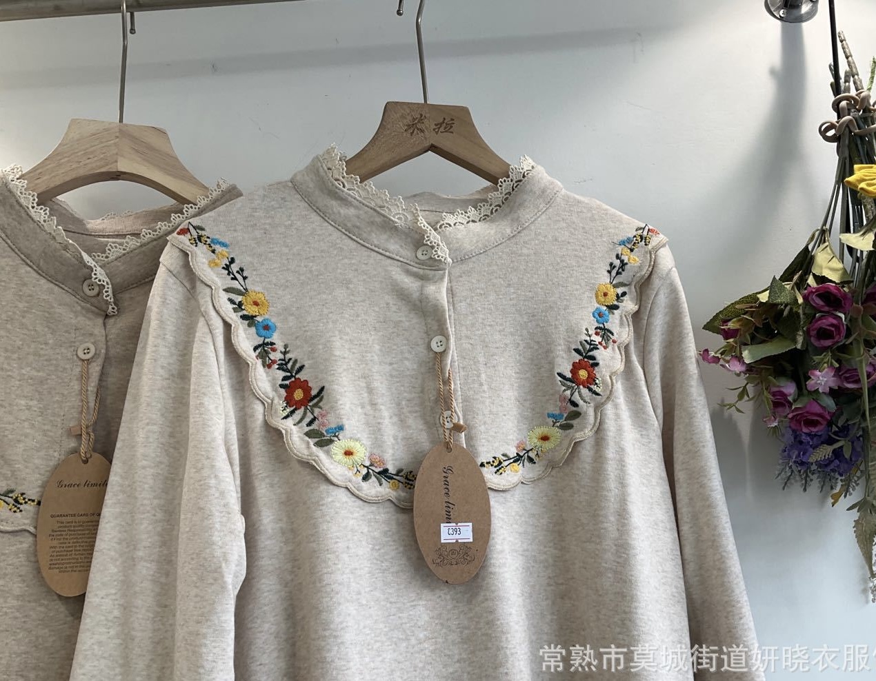 เสื้อยืดเนื้อนิ่มลายปักคอปีนแต่งลูกไม้