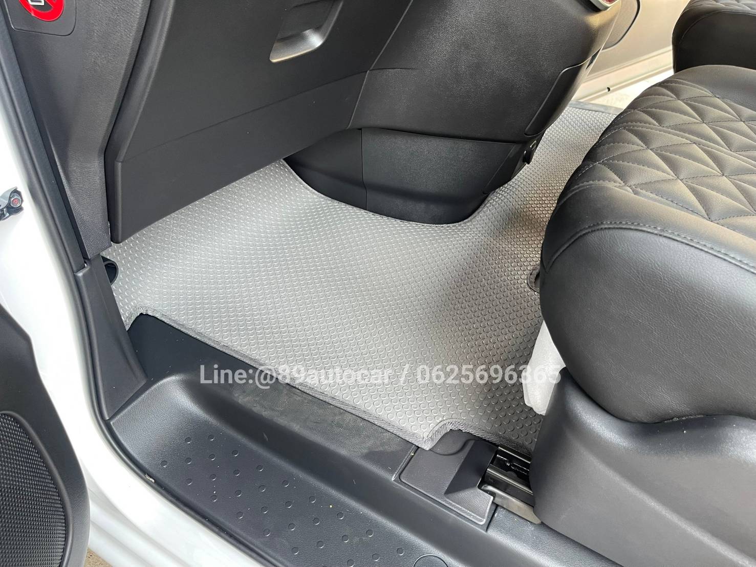 ผ้ายางปูพื้นรถตู้ Nissan SERENA S-Hybrid Highway Star (C27) ปี 2024-2025 (นิสสัน เซริน่า) ปูกระดุมเล็ก PVC แท้ สีเทาขอบเทา