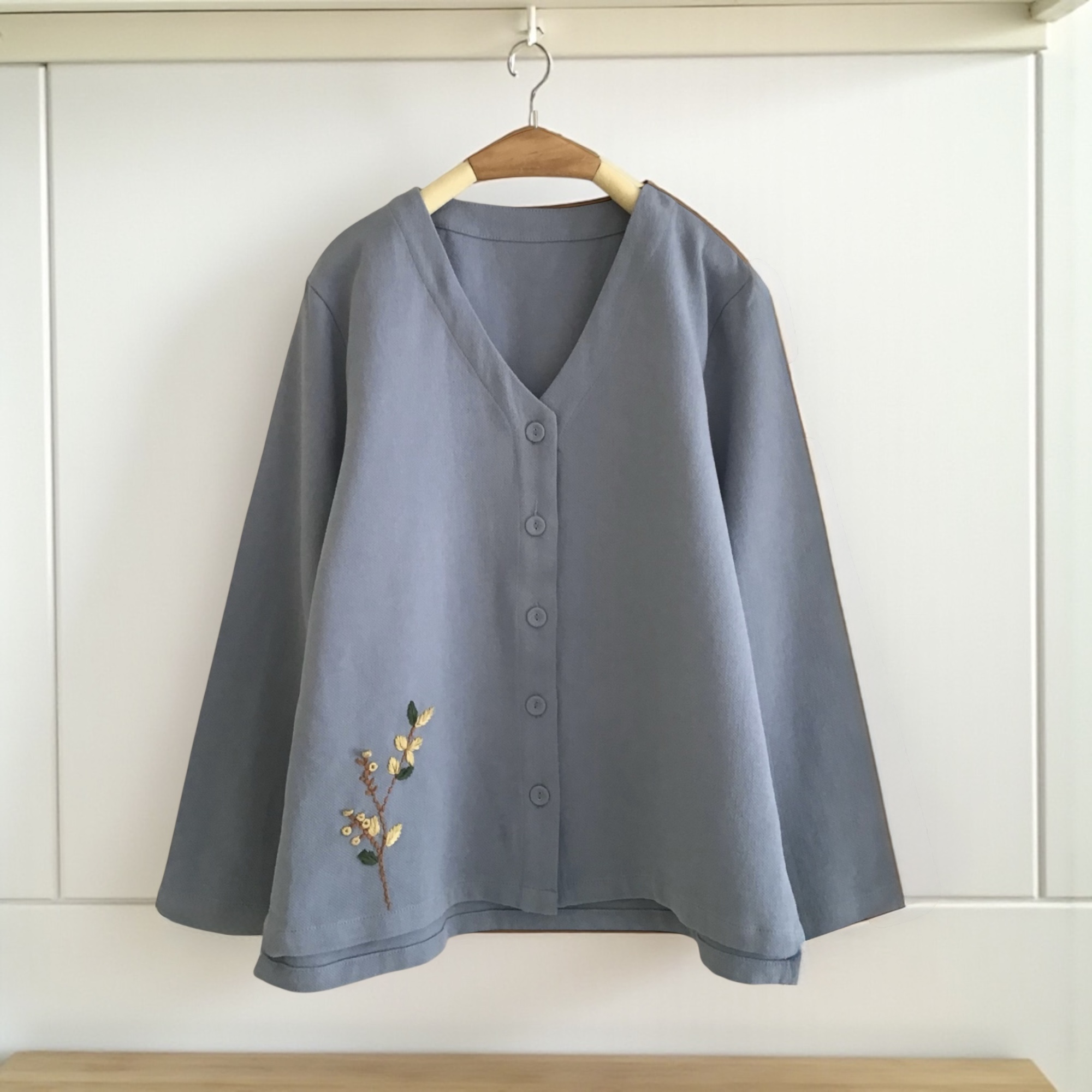เสื้อคอวีผ้าฝ้ายลายปัก