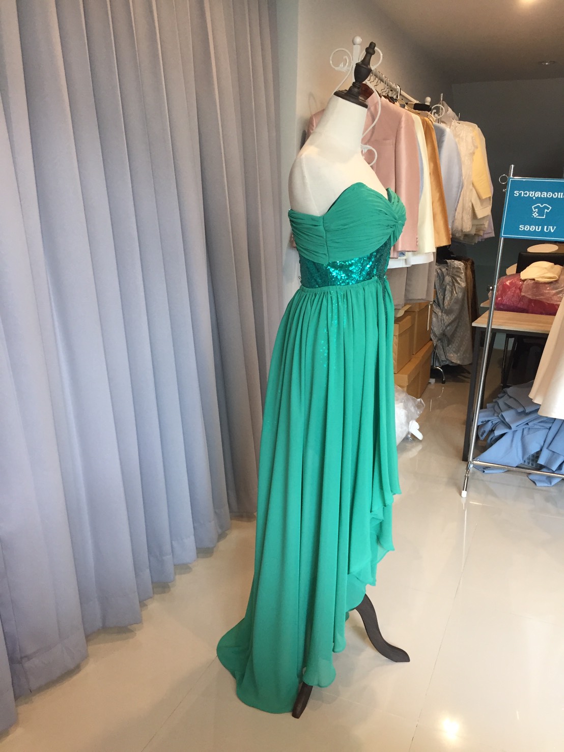 พร้อมเช่า ชุดราตรีสั้น เกาะอก สีเขียวเข้ม เข้ารูปปักเลื่อม อกแต่งผ้าชีฟอง หางปลาสามารถถอดได้
