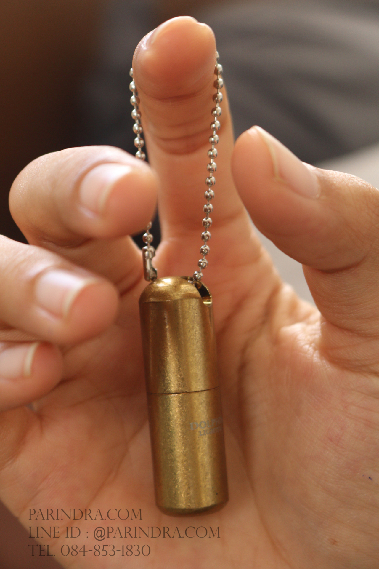 ไฟแช็คน้ำมัน Dolphin แบบแคปซูลกันน้ำ สีทอง สายห้อยสีเงิน