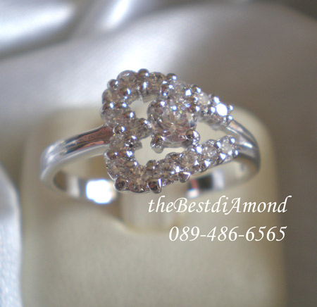 BR403RD+++แหวนM match+++ดีไซน์สวยเก๋ ทันสมัย เป็นรูปคล้ายๆตัวMตะแคงข้าง หรือดูเป็นรูปหัวใจก็ได้ ทำเก๋ด้วยเพชรกลมตรงกลาง ใส่สวยทุกนิ้ว+ใส่ติดนิ้วได้เลย