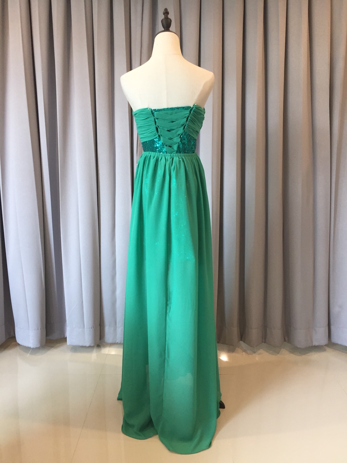 พร้อมเช่า ชุดราตรีสั้น เกาะอก สีเขียวเข้ม เข้ารูปปักเลื่อม อกแต่งผ้าชีฟอง หางปลาสามารถถอดได้