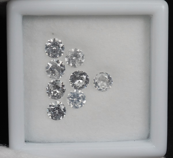 เพทายขาวเจียรเหลี่ยมเพชร 2.05 กะรัต 8 ชิ้น 3.7 มิล