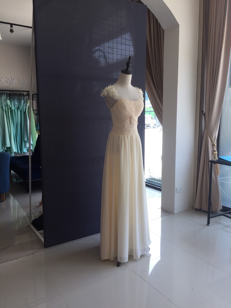 พร้อมส่ง ชุดราตรียาว สีครีม จับเดรปอกรูปหัวใจ ไหล่แต่งดอกไม้ 3 มิติสวยหวาน