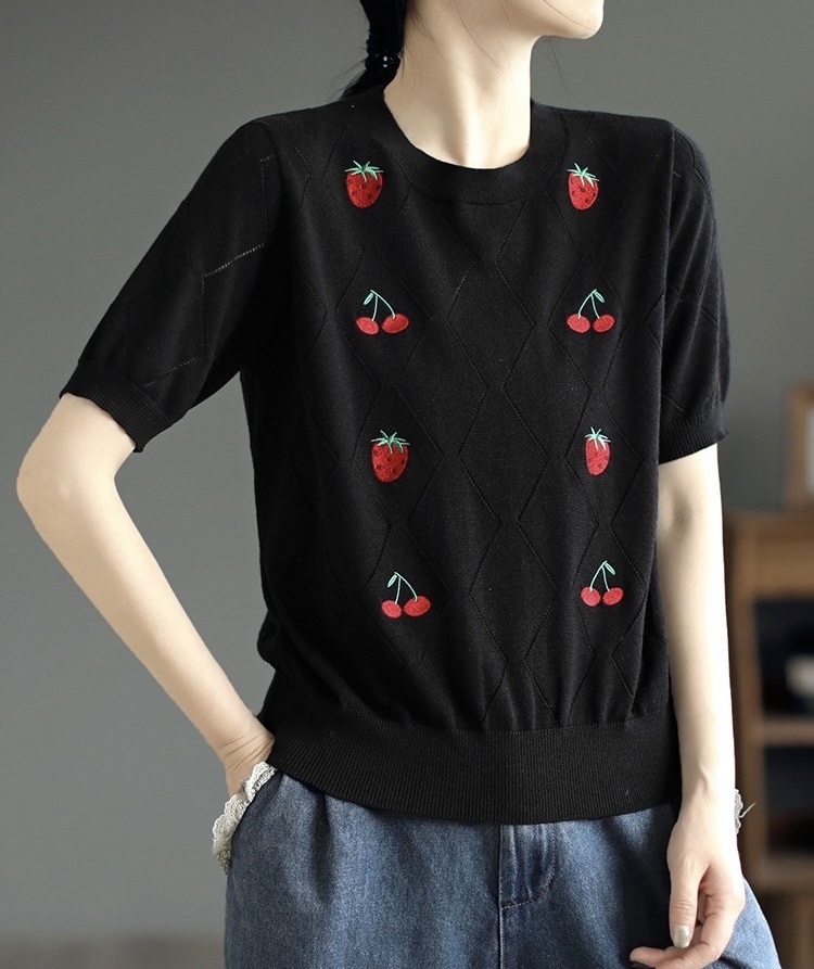 เสื้อยืดไหมพรมบางลายปักสตรอเบอรี่