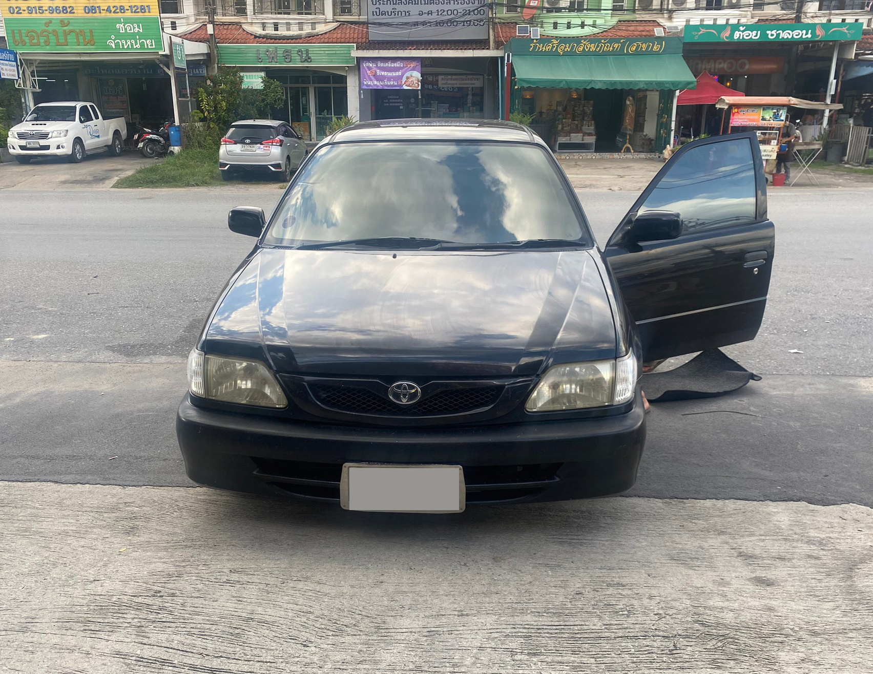 พรมรถยนต์ Toyota Soluna โฉมหยดน้ำ ปูพรมVVIP สีดำแดง เต็มคัน