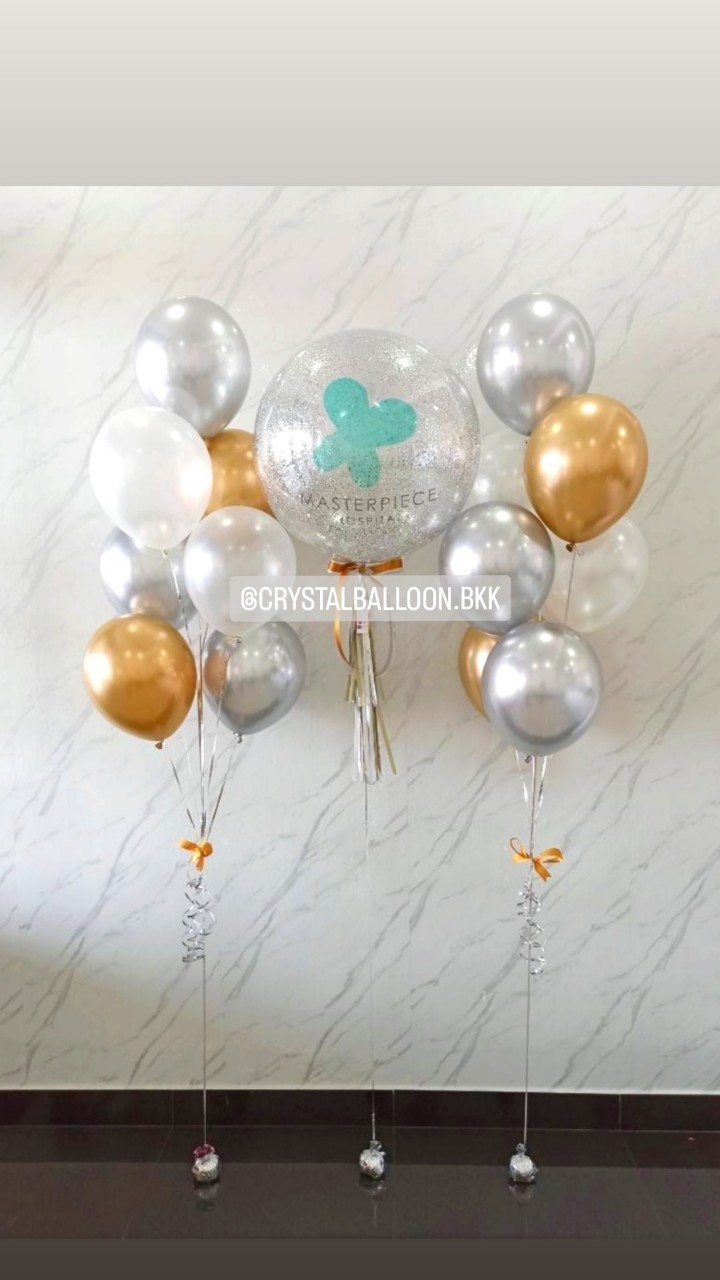 ลูกโป่ง เปิดงาน Bubble ขนาด 24" กลิตเตอร์สีเงิน 1 ลูก พร้อม ช่อลูกโป่งสีโครเมี่ยม ช่อ 7 ลูก 2 ช่อ Theme สีเงินโครเมี่ยม-สีทองอ่อนโครเมี่ยม พร้อมตกแต่ง สามารถเปลี่ยนสีลูกโป่ง/เปลี่ยนข้อความ/เปลี่ยนขนาดได้