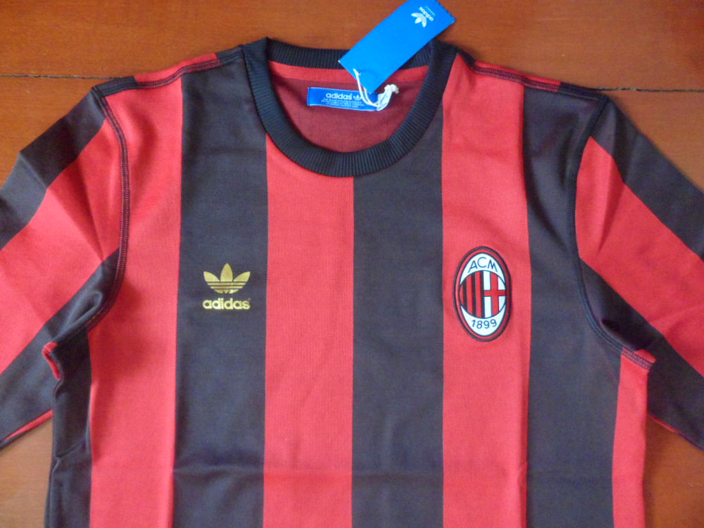 เสื้อฟุตบอล ทีมสโมสรเอซี มิลาน ชุดเหย้า เรโทร แขนยาว 1960s ใหม่ M-Size / AC MILAN Football Shirt Long Sleeve Retro Home Kit 1960s Jersey NEW M-Size