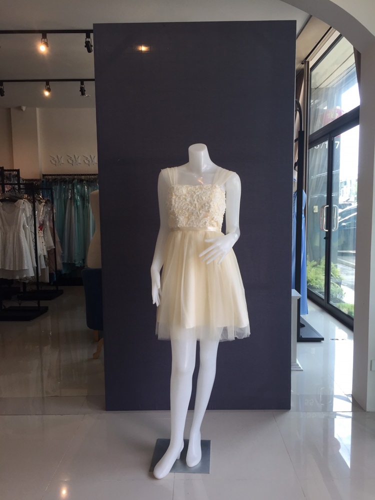 พร้อมส่ง ชุดราตรีสั้น เพื่อนเจ้าสาว แบบ C ใส่แบบแขนกุด หรือ ปิดไหล่ก็ได้ แต่งลูกไม้นูนช่วงอกสวย สีครีม (จับสม๊อกด้านหลัง)