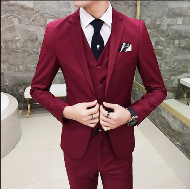 พร้อมเช่า ชุดสูทชาย สีไวน์แดง เข้ารูป พร้อมเสื้อกั๊ก