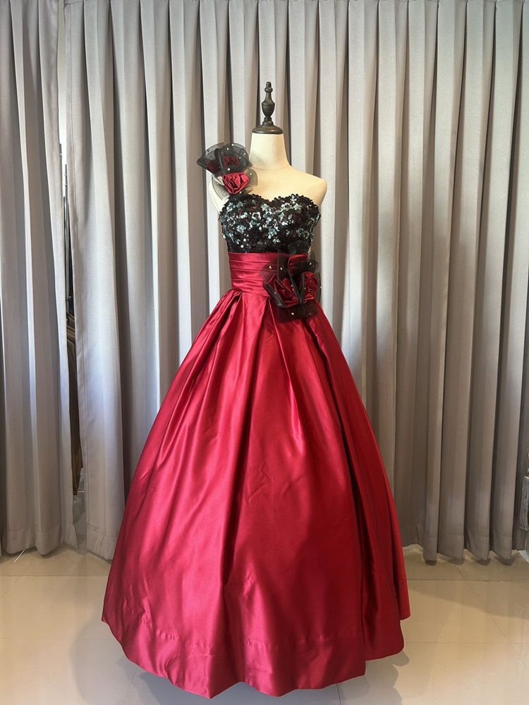 พร้อมเช่า ชุดแฟนซี ชุดราตรียาว แบบไหล่เฉียง สีแดง-ดำ แต่งดอกปักเลื่อมหรู ชุดจริงสวยเหมือนแบบ (เชือกผูกหลัง)