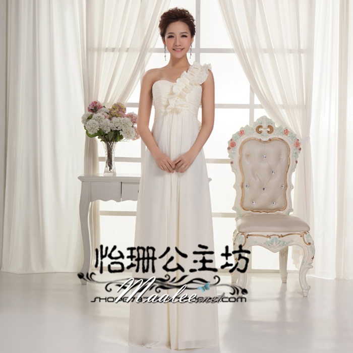 พร้อมเช่า ชุดราตรียาว ไหล่เดียว จับเดรปหน้าอก แต่งระบายช่วงไหล่ สีขาว Off white