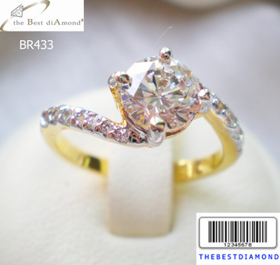 BR433+++แหวนชู 1 กะรัต ตรงกลางเพชรCZกลมยกสูง บ่าข้างเอี้ยวๆ สวยมากๆๆ ดูดี เพชรประกายแวววับ วิ๊งๆ เหมือนจริงสุดๆๆ