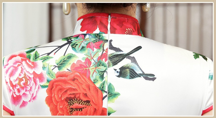 Pre-order กี่เพ้า สีขาว ลายดอกไม้แดง ผ่าข้าง กุ๊นขอบอย่างดี