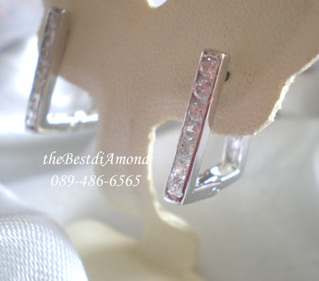 BE428RD+++ต่างหูห่วงแบบสี่เหลี่ยม+++งานเก๋มากๆๆ Modern สุดๆเป็นเพชรสี่เหลี่ยมฝังแบบล็อค ใส่แล้วเป็นเส้นตรงลงมา ทันสมัยมาก เพชรแพรวพราวเลยค่ะ