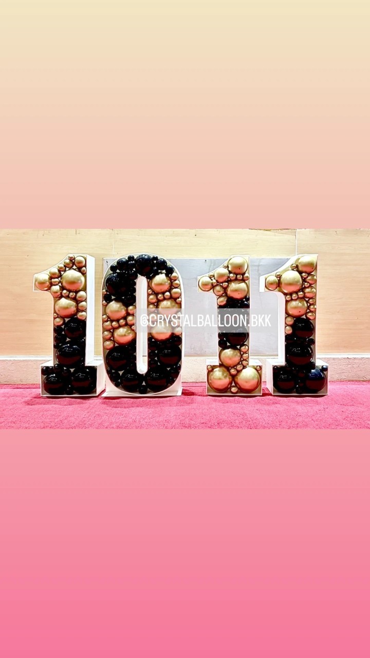 Number Balloon Mosaic สูง 90 ซม. แท่นตัวเลข 4 แท่น Theme สีดำ-ทองอ่อนโครเมี่ยม พร้อมตกแต่ง สามารถเปลี่ยนสีลูกโป่ง/เปลี่ยนแท่นตัวเลขได้