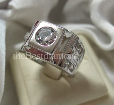 BR817RD+++แหวนชาย Square in Middle===แหวนดีไซน์ หรู ดูดี ไม่เวอร์ ใส่ติดนิ้วได้เลย สวยมากๆๆ งานชุปสองสีดูดี แหวนยกสูงเล็กน้อย พองาม