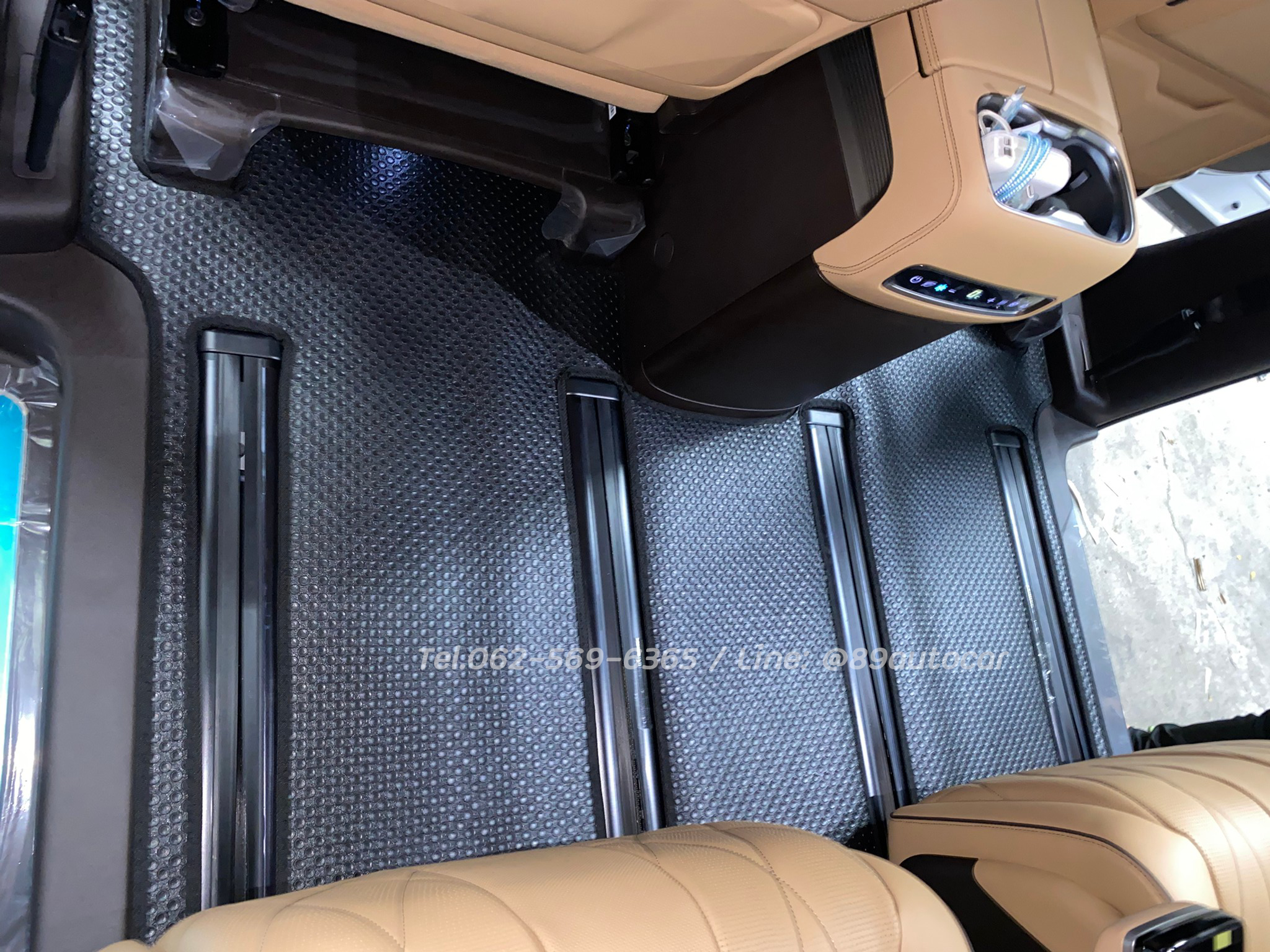 ผ้ายางปูพื้นรถยนต์ BYD Denza D9 ปูกระดุมเล็ก สีดำขอบดำ