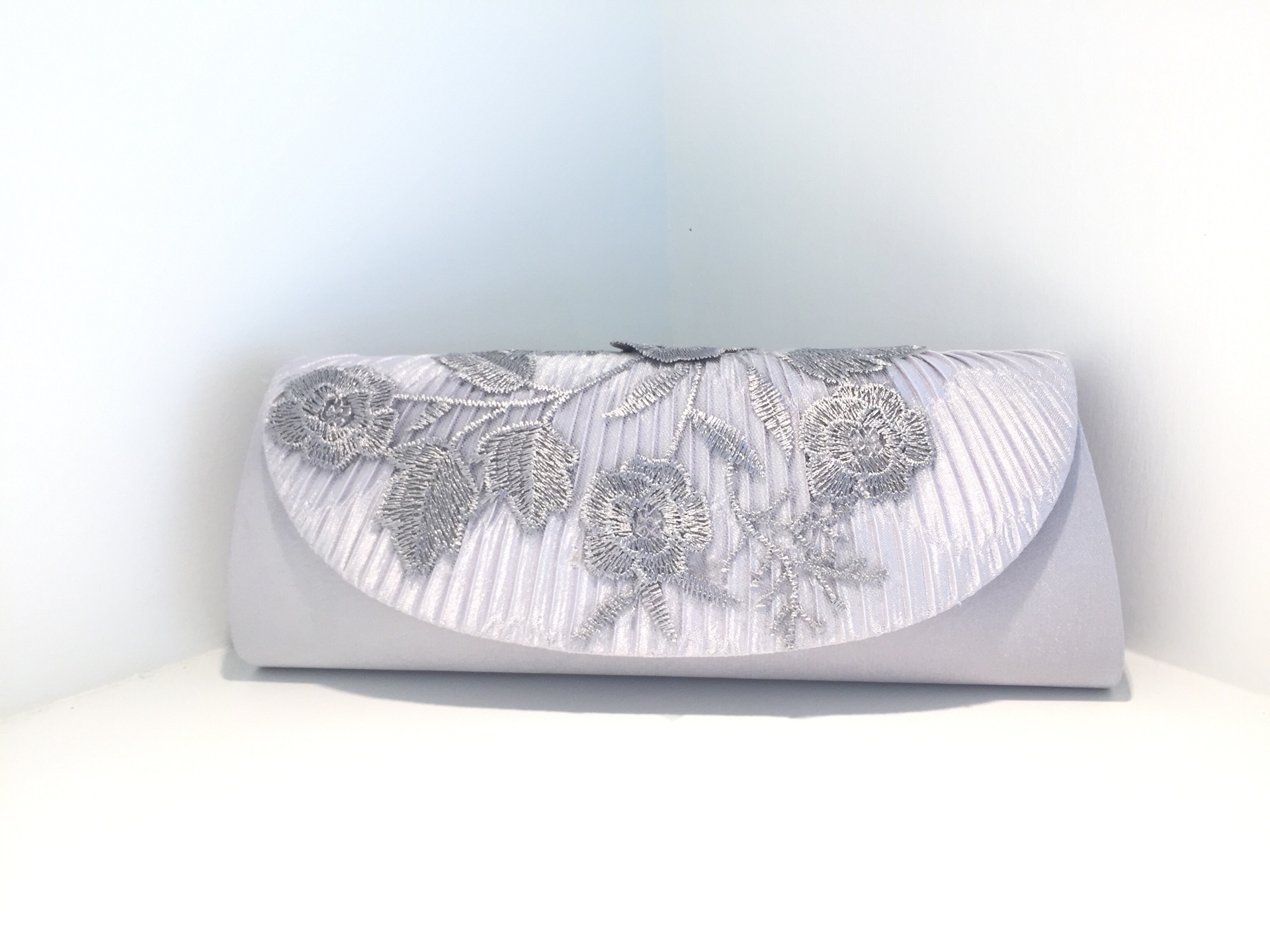 พร้อมส่ง Evening Clutch กระเป๋าออกงาน สีเทา แต่งดอกไม้
