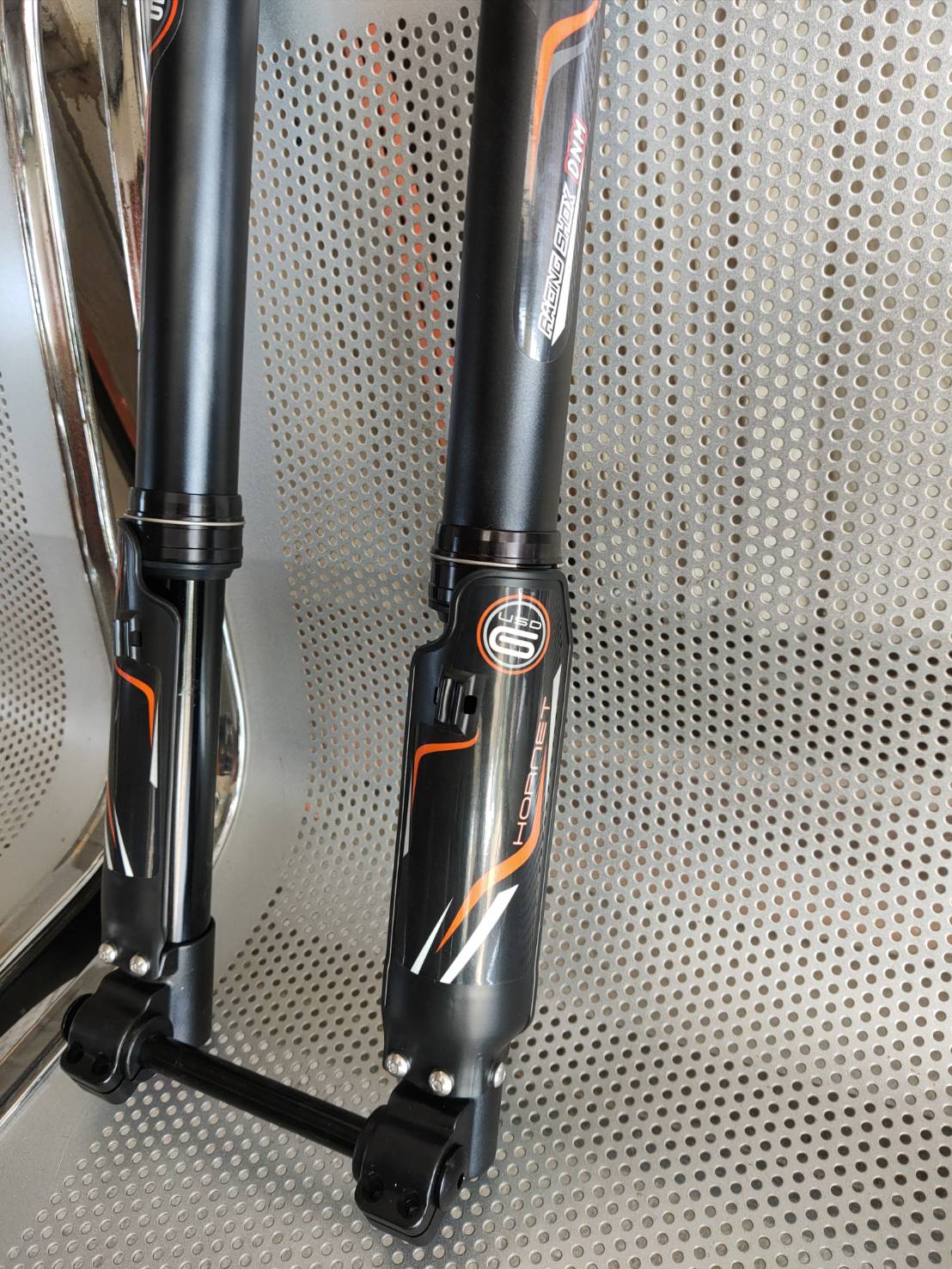 โช๊คกลับหัว โช๊คลม DNM USD-6 bicycle คอเทเปอร์ 15*100, 15*110MM. รองรับล้อ 27.5-29นิ้ว