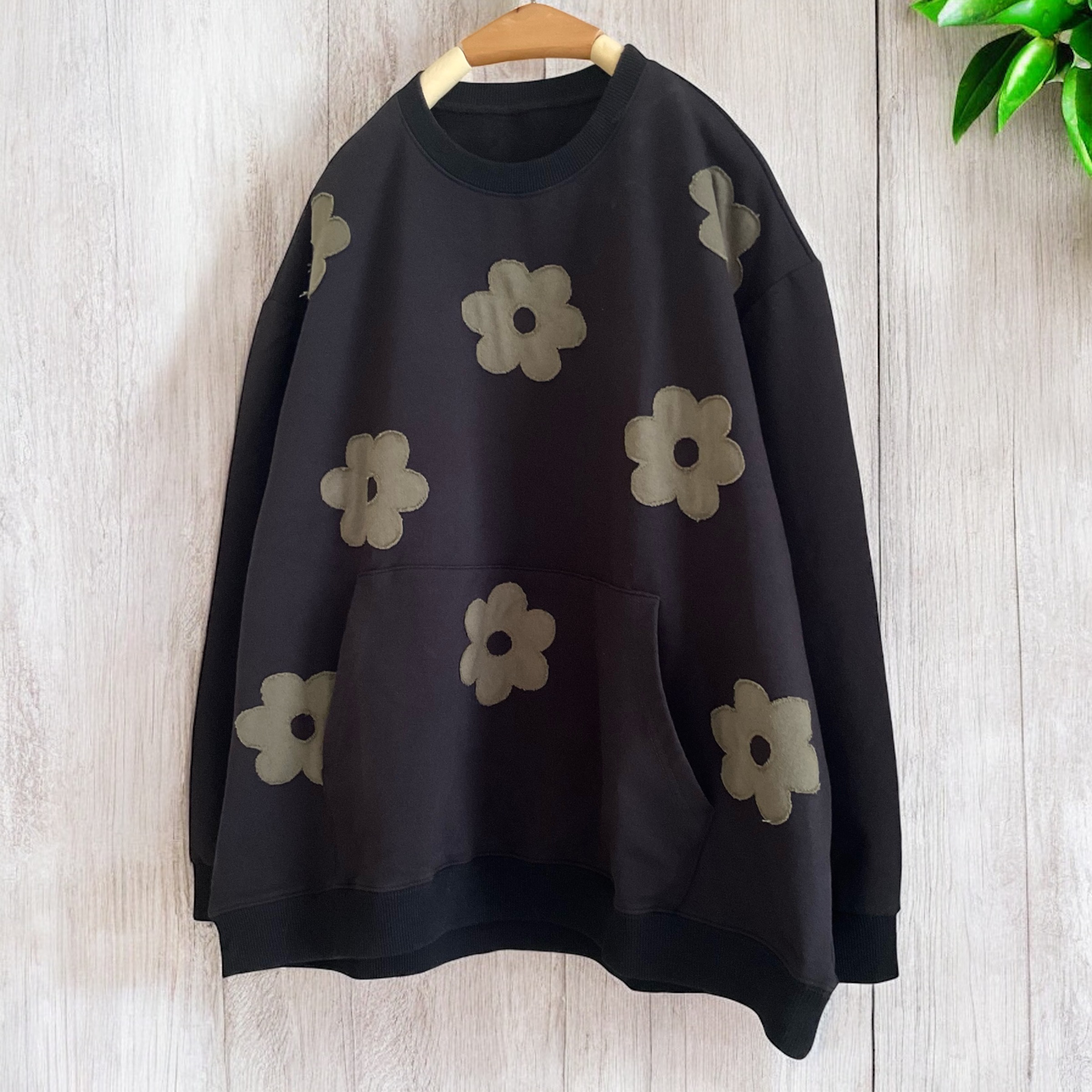 เสื้อยืดลายปักดอกไม้แต่งกระเป๋า