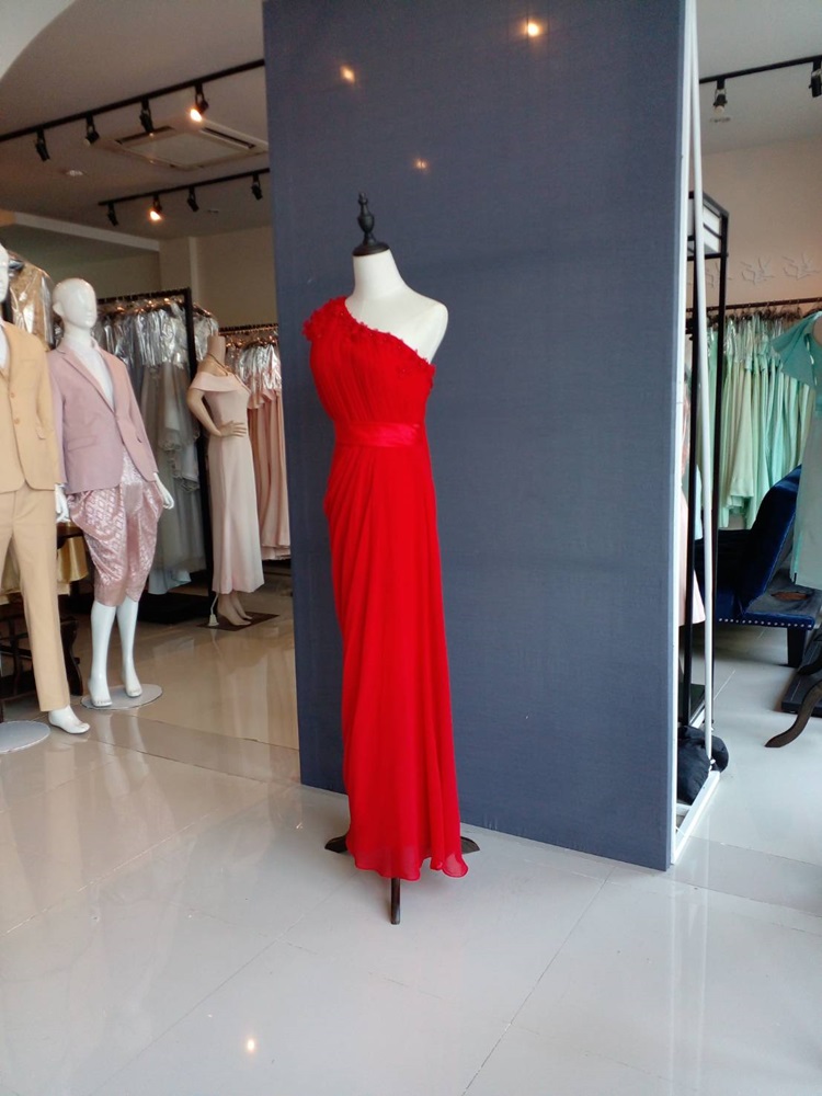 พร้อมเช่า ชุดราตรียาว ไหล่เฉียง ทรงเข้ารูปผ้าชีฟองนิ่มใส่สบายกระโปรงจับจีบย้วย ไหล่แต่งดอก สีแดง