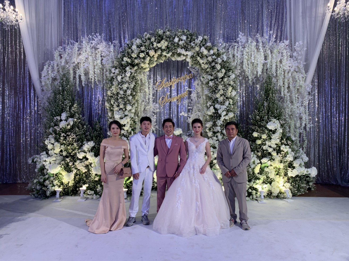 พร้อมเช่า ชุดสูทชาย สีขาว งานเนียบ (พร้อมเสื้อกั๊ก)