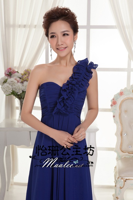 พร้อมเช่า ชุดราตรียาว ไหล่เดียว จับเดรปหน้าอก แต่งระบายช่วงไหล่ สีน้ำเงิน