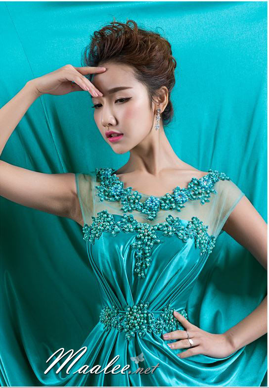 พร้อมเช่า ชุดราตรียาว แขนกุด สีเขียวน้ำทะเล เนื้อผ้ามันใส่สบาย แต่งมุกปักเลื่อมสวยหรูทั้งอกและเอว