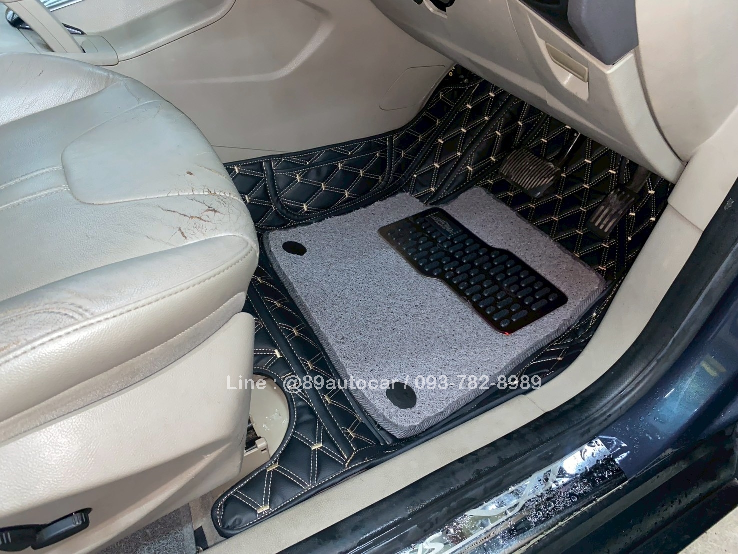 พรมปูพื้นรถยนต์ Ford Focus 2012 ปูพรมVVIP ด้ายคู่ สีดำด้ายทอง เสริมพรมดักฝุ่น สีเทา เข้ารูป