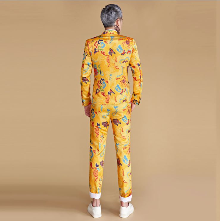 พร้อมเช่า ชุดสูทจีนชาย สีเหลืองทอง พิมพ์ลายกราฟฟิก สไตล์จีน *ไม่มีเสื้อกั๊ก*