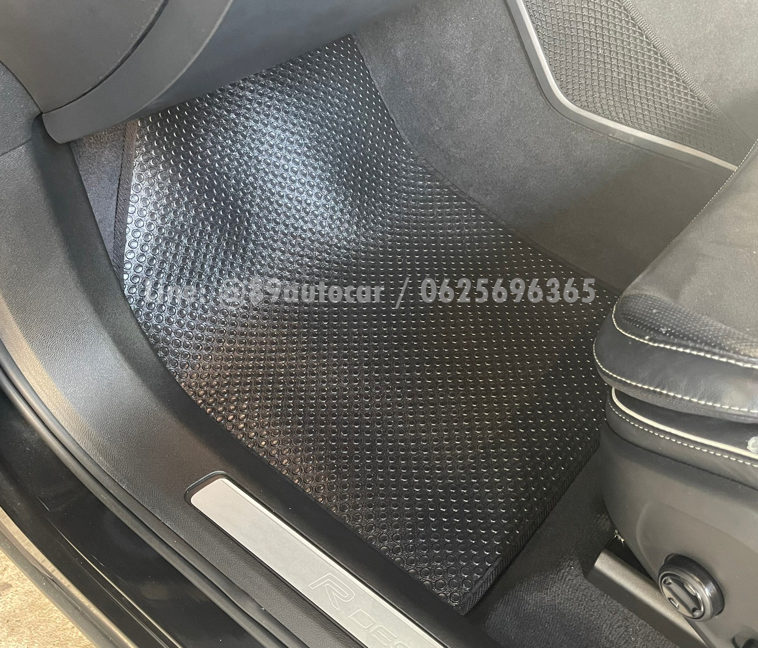 ผ้ายางปูพื้นรถยนต์ Volvo XC60 2019 ปูกระดุมเล็ก PVC สีดำขอบดำ + ท้ายเก็บของ